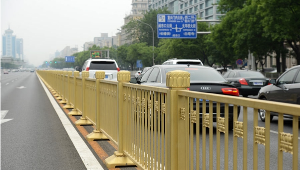 鋅鋼“土豪金”突顯街道護欄